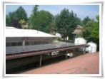 Vista pannelli fotovoltaici posizionati sul tetto di stalla in azienda agricola